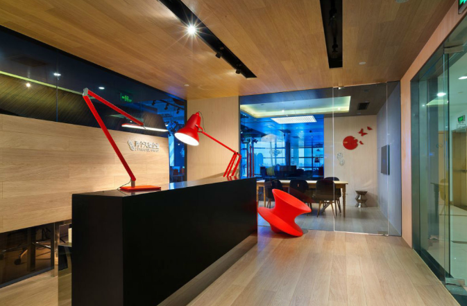 深藍色文件柜:辦公室裝修設計的低調(diào)奢華之選