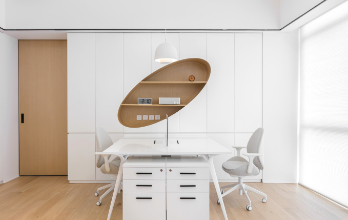 上海辦公室裝修設計：紅色工礦吊燈如何成為焦點？